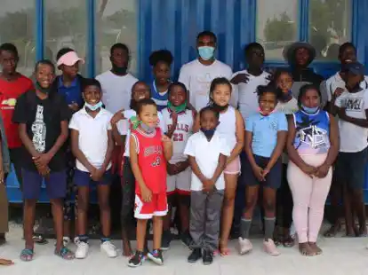 Freuen sich &uuml;ber ihre F&ouml;rderung: Jungen und M&auml;dchen der &bdquo;Oshana Basketball School&ldquo; mit Nachhilfelehrerin und Trainern.