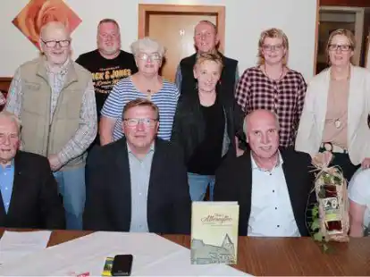 Der Vorstand (sitzend von links): Willi Sprock, Karl Heinz Reiners, Richard Hardenberg, Irmgard Ortmann und (stehend von links) Josef Schumacher, Heinz Rammler, Ludger Reil, K&auml;the Tiedeken, Marianne von Garrel, Heiner Norrenbrock, Iris Blome, Karin Blome und Maria Schumacher.