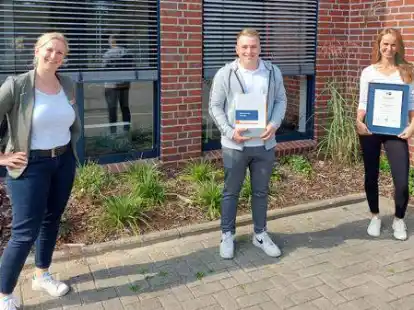 Heike Phaneuf von der IHK (v.l.), Lukas Meyer und Stefanie Freese