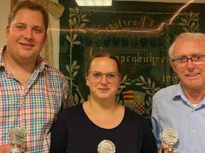 Siegten beim Pokalschie&szlig;en des SV Bookholzberg: (von links) Felix Laukart, Nicola Laukart und Hans-Hermann Raschen.