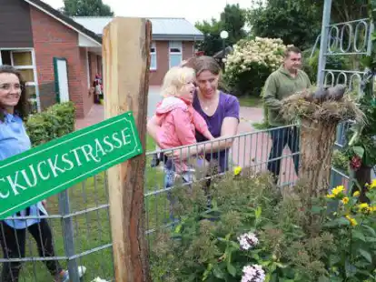 Feierliche Enth&uuml;llung der Stelen: Den Eingang der Kita ziert ein neues Schild und die beiden Kuckucksv&ouml;gel.