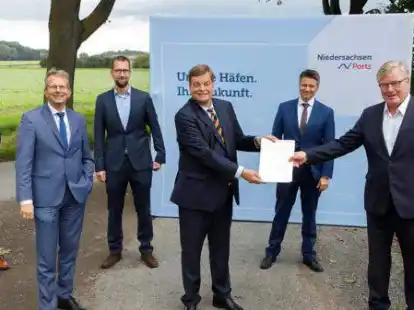 Sie alle haben mit dem Baggerprojekt zu tun:  Enak Ferlemann (Parlamentarischer Staatssekret&auml;r, 4. von links) &uuml;berreichte  Dr. Bernd Althusmann (Aufsichtsratsvorsitzenden der Niedersachsen Ports GmbH & Co. KG, 6. von links) den F&ouml;rderbescheid f&uuml;r das Projekt AMISIA.