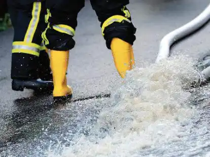 Lokal begrenzte Starkregenereignisse f&uuml;hren in Ostfriesland immer h&auml;ufiger zu &uuml;bergelaufenen Gullys und &uuml;berschwemmten Stra&szlig;en.