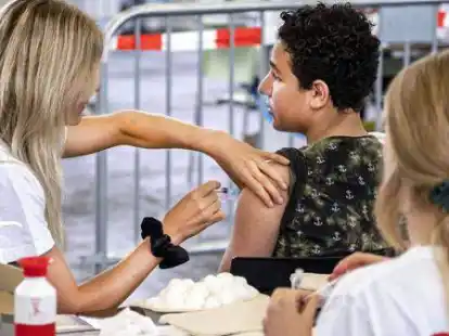 Junge M&auml;nner und Frauen bei einer Impfaktion gegen HPV-Viren in den Niederlanden 2019.