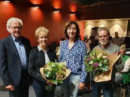 Ehrenvorsitzender Dr. Klaus Weber(links) und Vorsitzende Mechthild Antons verabschiedeten Christiane Hagemann (links mit Blumen) und Ludwig Kleinalstede.