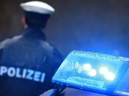 Aus einem geparkten Auto wurde eine Handtasche gestohlen. (Symbolbild)