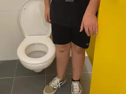 Schick und sauber, aber f&uuml;r viele Sch&uuml;ler viel zu niedrig: die neuen Toiletten in der Grundschule Schwei. In Seefeld sieht es genau so aus.