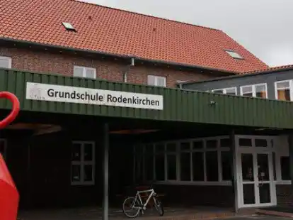 Der Pausenunterstand, wo sich die Grundsch&uuml;ler derzeit vor Regen sch&uuml;tzen k&ouml;nnen, soll nach Planungen vom Sommer zwei Unterrichtsr&auml;umen weichen. Doch daf&uuml;r gibt es offensichtlich keine politische Mehrheit mehr.