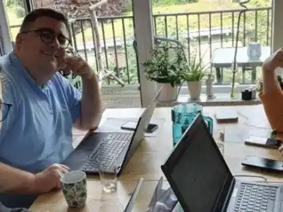 Freuen sich &uuml;ber die Premiere des Messcaperooms: (v.l.) Fabian Guhr (Kaplan in St. Viktor Damme), Christoph Hendrix (Kaplan in St. Mari&auml; Himmelfahrt Kleve) und Merve Telaar (Pastoralreferentin in St. Marien Bethen)