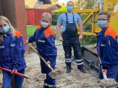 Nahmen den symbolischen Spatenstich f&uuml;r ihr Jugendheim vor: (v. l.) Jule, Mark und Dominic mit Jugendwart Alexander Dirks.