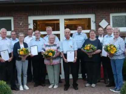 Ehrung in Elmendorf (von links): Stellv. Kreibrandmeister Mathias Sielmann, Werner Osterloh, Gemeindebrandmeister Hartmut Schaffer, Elfriede Osterloh, B&uuml;rgermeister Dr. Arno Schilling, Klaus K&ouml;ster, Manuel Arntjen, Alida K&ouml;ster, Werner Hinrichs, Stellv. Gemeindebrandmeister Martin Schreiber, Karin Marienhoff, Amtsleiter Timo Tapken, J&uuml;rgen Marienhoff, Everdine und Georg L&uuml;ers.
