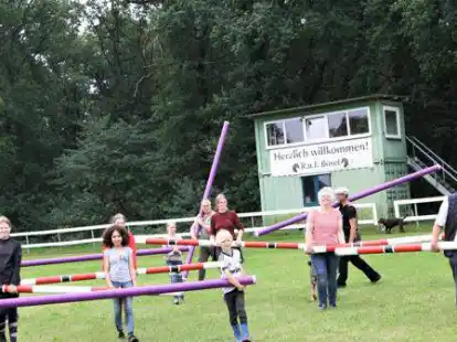 Die Vorbereitungen f&uuml;r das Reiterfest des Reit- und Fahrvereins B&ouml;sel laufen. Hier wird der Springparcours aufgebaut.