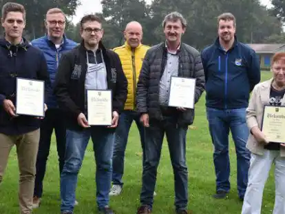 Der Vorstand des SV Scharrel mit den Geehrten (von links): Julia L&uuml;hrs, Bj&ouml;rn Krause, Ulrich Hesenius, Andre Hofmann, Robert Werner, Thomas B&uuml;ter, Andreas Thoben, Maria Thoben und Christian L&uuml;bbers.