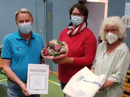 Werner Brakmann (von links) wurde von Andrea M&uuml;ller und Eike Laue f&uuml;r 60 Jahre Vereinsmitgliedschaft geehrt.