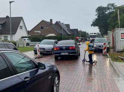 Mittags wird es vor der Grundschule D&uuml;rerstra&szlig;e voll: Abfahrende Autos und Kinder treffen dort aufeinander.
