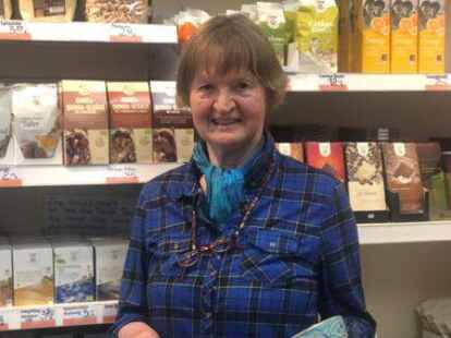 Weltladen-Leiterin Beate Schulze freut sich &uuml;ber das 25-j&auml;hrige Bestehen.