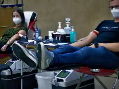 Der Blutspendendienst des DRK hatte Donnerstag seine Spendenzentrale in der Mentzhauser Mehrzweckhalle und Grundschule aufgeschlagen und 57 Blutspender spendeten ihr Blut f&uuml;r einen guten Zweck.