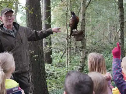 Was Fasane fressen und wie viele Eier die V&ouml;gel legen, erkl&auml;rte Axel Krey vom Hegering den Grundschulkindern.