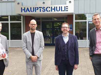 Neues F&uuml;hrungsduo an der Hauptschule Wildeshausen: (von links) Thomas Eilers (allgemeiner Vertreter des B&uuml;rgermeisters), Colja Wichers (kommissarischer stellvertretender Schulleiter), Andreas Everinghoff (Schulleiter) und Carsten Kliegelh&ouml;fer (Schuldezernent)