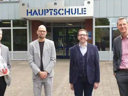 Neues F&uuml;hrungsduo an der Hauptschule Wildeshausen: (von links) Thomas Eilers (allgemeiner Vertreter des B&uuml;rgermeisters), Colja Wichers (kommissarischer stellvertretender Schulleiter), Andreas Everinghoff (Schulleiter) und Carsten Kliegelh&ouml;fer (Schuldezernent)