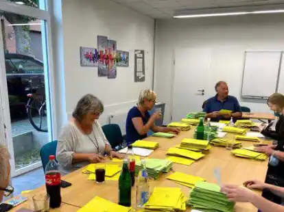 Blick in eines der vier Hatter Briefwahllokale