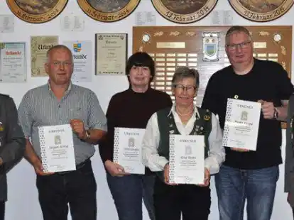 Ehrungen beim Sch&uuml;tzenverein Reitland: (von links) Kurt Spiekermann, J&uuml;rgen K&ouml;nig, Ulla Grape, Lisa Reins, Heiko Grape und der Vorsitzende Joachim Marburg