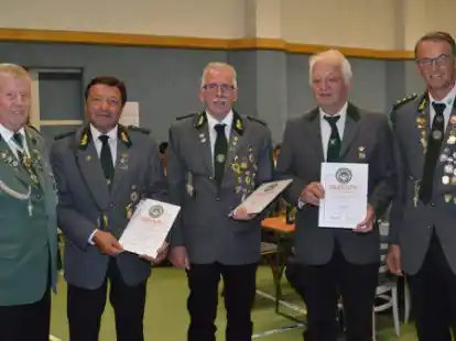 Heino Brackhahn (links) und Carsten Wichmann (rechts) ehrten Wolfgang Kr&uuml;ger (von links), Harald Bruns und J&uuml;rgen Vosteen f&uuml;r 50 Jahre Mitgliedschaft.