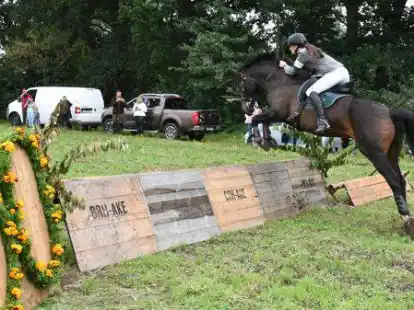 Gegl&uuml;ckter Sprung: Die Fuchsschwanzjagd des Reitvereins Ahlhorn fand in diesem Jahr zum 50. Mal statt.