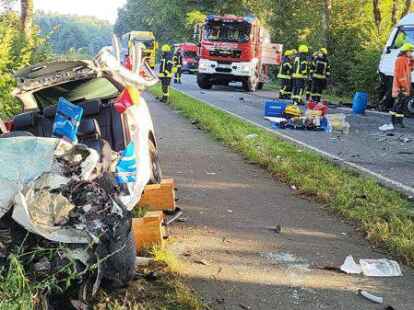 Der Fahrer wurde in dem Wrack eingeklemmt und musste befreit werden.