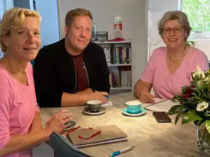 Neu im Team des Hospizkreises: Keven Eggers, mit Susanne Lebedinzew (links) und Linda Bahr.