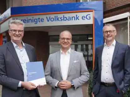 Freuen sich &uuml;ber eine gute Jahresbilanz f&uuml;r das Jahr 2020: Die Vorst&auml;nde der Vereinigten Volksbank J&uuml;rgen Kikker (von links), Oliver Frey und Sascha Knaack