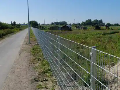 Links ist der neue Rad- und Spazierweg am Frisiaschloot zu sehen, rechts der neue Zaun zum Transvaaler Grabeland. Dieser soll Ende September