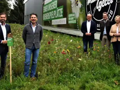 Auf der Bl&uuml;hwiese (von links): Umweltminister Olaf Lies, Gesch&auml;ftsf&uuml;hrer Jan-Christoph Egerer, B&uuml;rgermeister Lars Krause, Hegeringleiter Lutz Wemken und Landtagsabgeordnete Karin Logemann