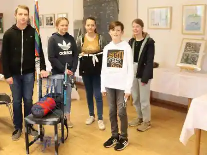 Einige der Realsch&uuml;ler pr&auml;sentierten die Werke in der Alten Wasserm&uuml;hle: Julien Hanneken, Fenja L&ouml;wenstein, Johanna Schmidt, John Weimann und Christin Stammermann