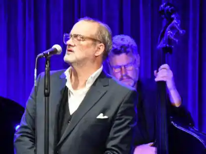 Auftritt im &bdquo;Kultur hinterm Feld&ldquo; in Rhade: Jeff Cascaro er&ouml;ffnete dort mit seiner Band die dreiteilige Jazz-Reihe.