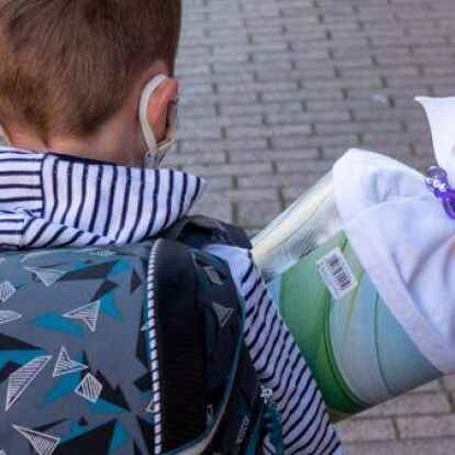 Ein Kind auf dem Weg zur Einschulung: An der Grundschule Edewecht mussten die ABC-Sch&uuml;tzen kurz nach Schulstart in Corona-Quarant&auml;ne.