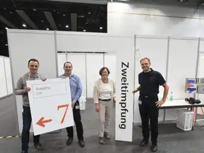 S&ouml;nke Wendt,  Christian Kranz, Dagmar Sachse und Andreas Schiefbahn (v.l.) im Impfzentrum