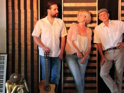 Simone Frerichs, Gesangslehrerin der Kreismusikschule, stellt sich im Konzert zusammen mit Gitarrist Frederic Drobnjak (links) und Musikschulleiter Rafael Jung (Piano) in Ganderkesee vor.