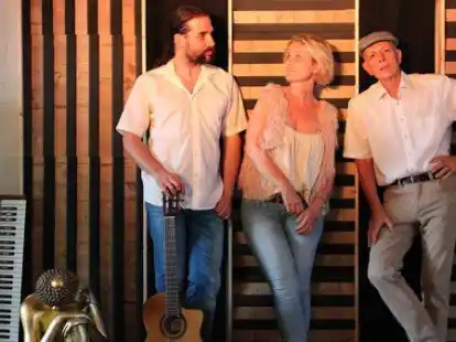 Simone Frerichs, Gesangslehrerin der Kreismusikschule, stellt sich im Konzert zusammen mit Gitarrist Frederic Drobnjak (links) und Musikschulleiter Rafael Jung (Piano) in Ganderkesee vor.