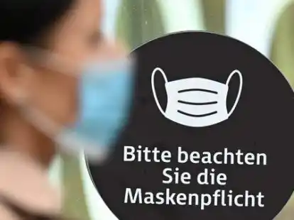 Maske oder nicht: F&uuml;r Geimpfte und Genesene kann die Maskenpflicht beispielsweise in Restaurants entfallen. Foto: Arne Dedert