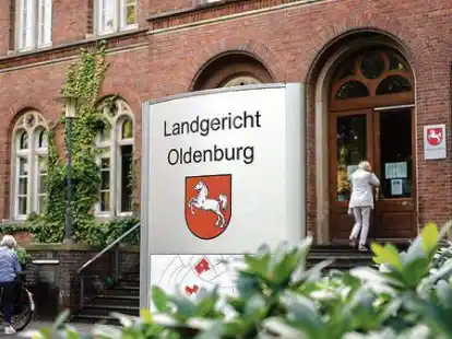 Das Oldenburger Landgericht: Dort muss sich ein 42-J&auml;hriger verantworten, der in Wiefelstede Mutter und Bruder mit dem Messer bedroht haben soll.