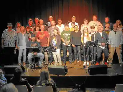 Vor dem Abschlusskonzert pr&auml;sentierten sich die Teilnehmer und Dozenten des Bandworkshops auf der B&uuml;hne der Jahnhalle.