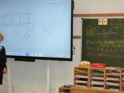 Modernes Lernen an einer digitalen Tafel f&uuml;hrte Schulleiterin Christine Thaden-Decken den Ratsmitgliedern vor. Rechts im Bild ist zu sehen, wie es vorher war: die gr&uuml;ne Tafel mit der Kreideschrift.
