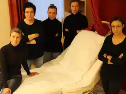 Die f&uuml;nf Beleghebammen des St.-Marien-Hospitals Friesoythe im Krei&szlig;saal: (von links) Claudia Schlump (Str&uuml;cklingen), Roswitha Funke (Friesoythe), Heike Bothur (Ostrhauderfehn), Klaudia Nordenbrock (B&ouml;sel) und Laura Broermann (Cloppenburg)