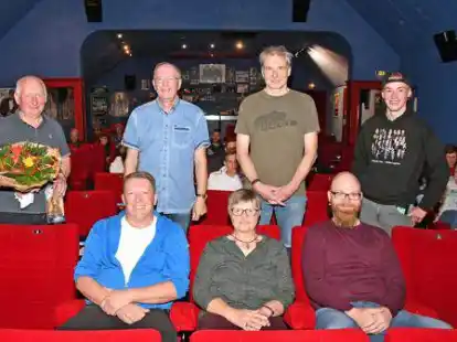 Traditioneller Abschluss des Jakkolo-Benefizturniers im Wildeshauser Kino: Heinz Rigbers (v.l.), Horst K&ouml;ster, Egon Wachtendorf, Torge Stolle (stehend) und davor (v. l.) Marco Grauer, Anke Haverkamp und Simon Schm&ouml;ders.