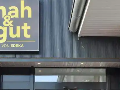 Peter Schnepper, Mark Castens, Peter Czwalinna (von links), davor Emil Fercho, Keno Burhop mit seiner Mutter.