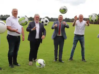Freuten sich &uuml;ber die neuen Sportpl&auml;tze (von links): Torsten Thomann (HSV), Manfred S&uuml;dbeck und Hans-J&uuml;rgen Hoffmann (beide Nieders&auml;chsischer Fu&szlig;ballverband), B&uuml;rgermeister Nils Anhuth, HSV-Vorsitzender Hubert Ideler und Dr. Franz Stuke vom Kreissportbund.