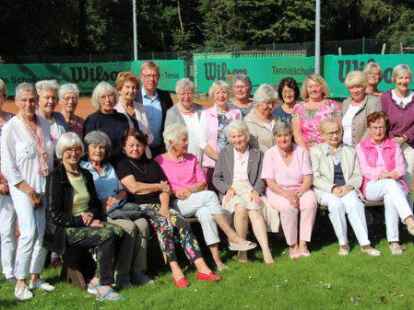 Die Damenrunde der Tennisabteilung des SV Brake feierte nun, dass sie sich bereits seit 40 Jahren treffen.