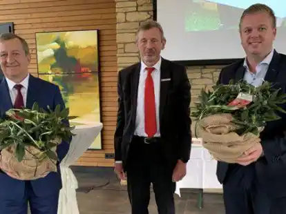 Gr&uuml;ne Erinnerung ans Ammerland: Marek Zdunek (links) und Bert Maertens (rechts) nahmen jeweils einen Rhododendron, &uuml;berreicht von B&uuml;rgermeister Arno Schilling mit ihre Heimatst&auml;dte.