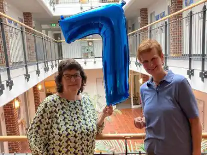 Die Sieben ist eine gute Zahl f&uuml;r Meike Saalfeld (links) und Meike Ahlers. Endlich k&ouml;nnen sie zur siebten Auflage der Grode Plattd&uuml;&uuml;tsche Week einladen.